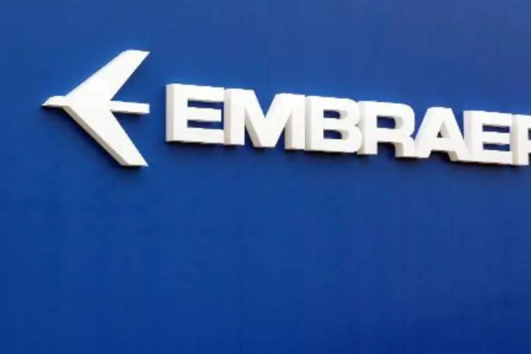 
	Logo da Embraer: reajuste foi resultado de cinco rodadas de negocia&ccedil;&atilde;o
 (Eric Piermont/AFP)