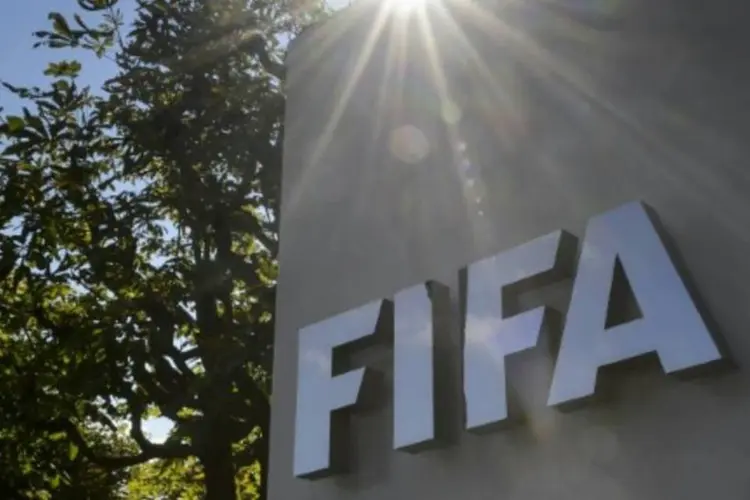 
	Logo da Fifa: ativistas anticorrup&ccedil;&atilde;o v&ecirc;m pressionando as autoridades su&iacute;&ccedil;as h&aacute; anos
 (Fabrice Coffrini/AFP)