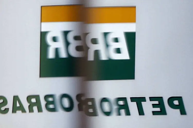 
	Logo da Petrobras &eacute; refletido em janela: a op&ccedil;&atilde;o foi por recorrer aos valores &quot;oficiais&quot; denunciados na Lava Jato para incluir no balan&ccedil;o
 (Paulo Whitaker/Reuters)