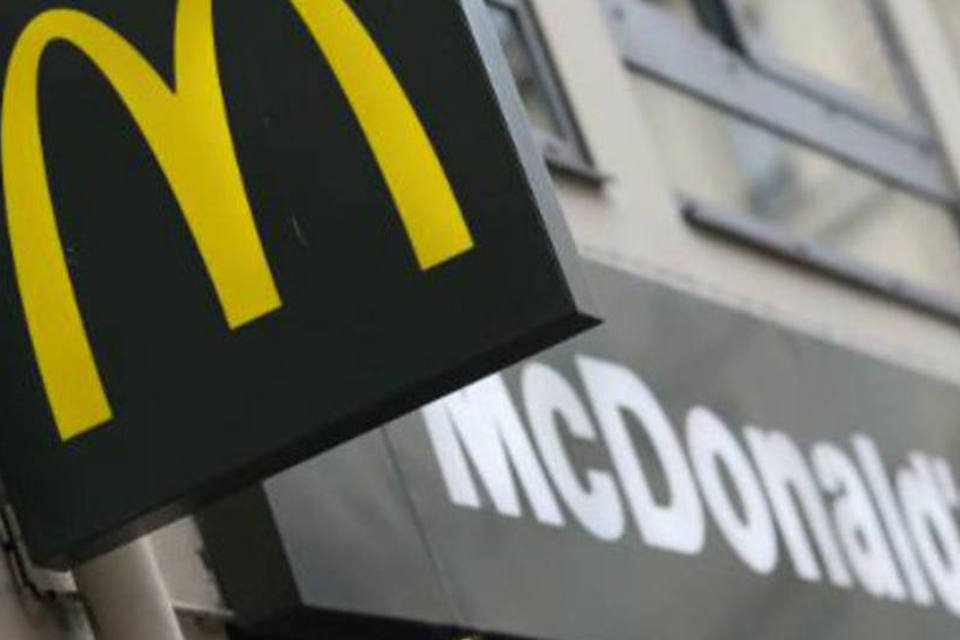 Cazaques fazem filas para comer no 1º McDonald's do país