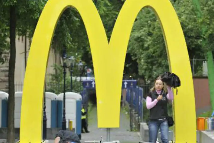 
	Logo do McDonald&#39;s: vendas mundiais em lojas abertas h&aacute; pelo menos 13 meses ca&iacute;ram 0,5 por cento
 (John Macdougall/AFP)