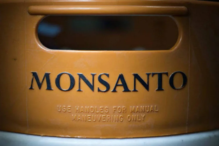 
	Monsanto: duas gigantes dos setores agr&iacute;cola e qu&iacute;mico fecharam um acordo de fus&atilde;o na quarta-feira, um neg&oacute;cio de US$ 66 bilh&otilde;es
 (Daniel Acker/Bloomberg)