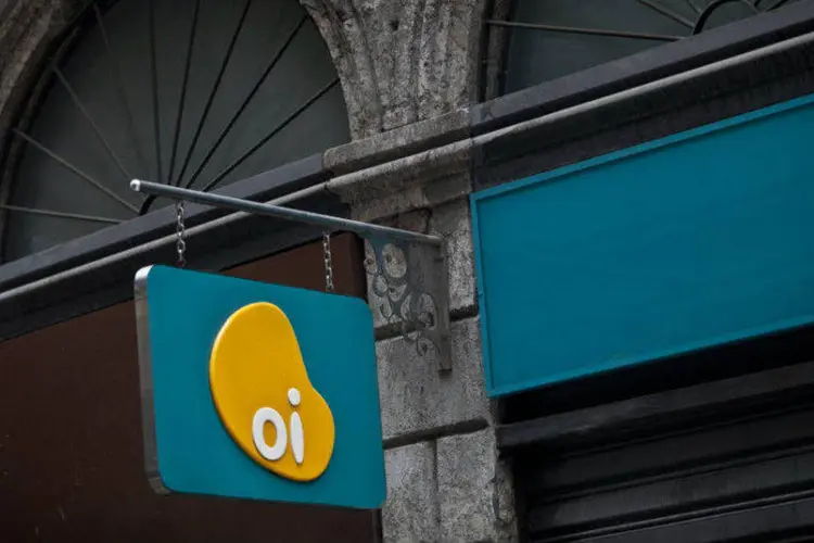 
	Logo da Oi: ideia est&aacute; sob an&aacute;lise porque a operadora com sede no Rio de Janeiro n&atilde;o v&ecirc; outra forma de sobreviver com seu atual n&iacute;vel de endividamento
 (Dado Galdieri/Bloomberg)