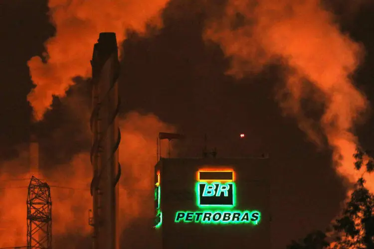 
	Logotipo da Petrobras visto em refinaria: a estatal se viu afetada pela queda do pre&ccedil;o internacional do petr&oacute;leo e por um gigantesco esc&acirc;ndalo de corrup&ccedil;&atilde;o
 (Paulo Whitaker/Reuters)