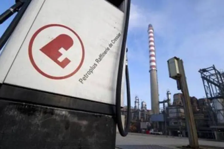 Refinaria do grupo Petroplus em Cressier, na Suíça (Fabrice Coffrini/AFP)