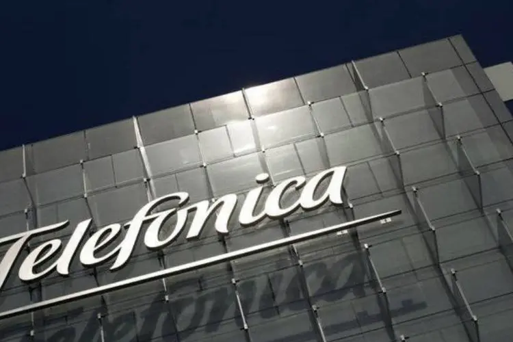 
	Logo da Telef&ocirc;nica: companhia tem hoje que se conformar com uma fatia de mercado inferior a 33 por cento
 (Susana Vera/Reuters)