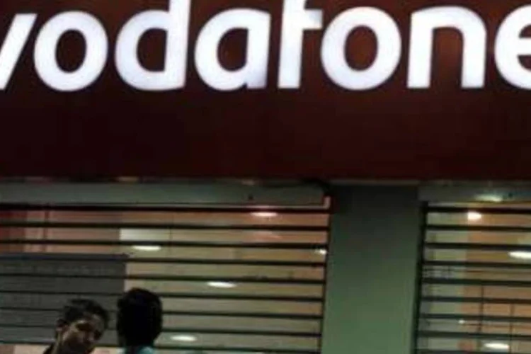 
	Fachada de loja da Vodafone: as a&ccedil;&otilde;es da Vodafone subiam por volta de 4 por cento
 (Manan Vatsyayana/AFP)