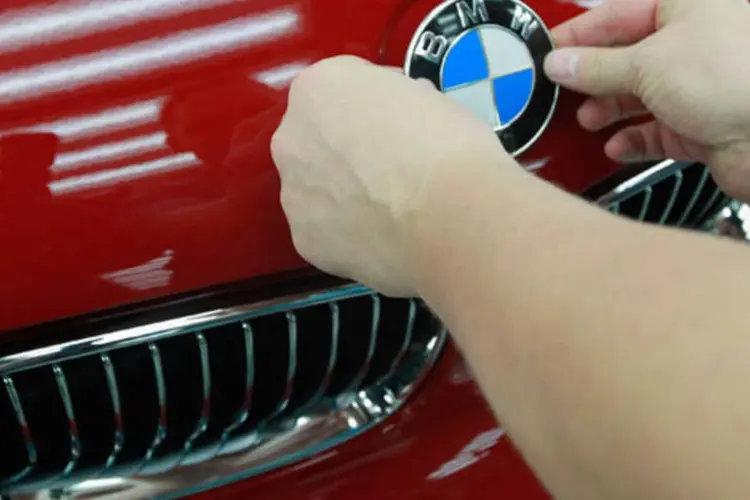 
	Logo da BMW sendo colocado no carro: montadora tem meta de vender mais de 2 milh&otilde;es de carros este ano
 (Sean Gallup/Staff/Getty Images)