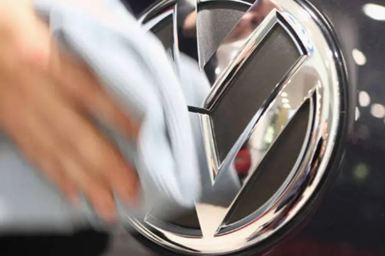 
	Logo da Volkswagen: transmiss&atilde;o estava fazendo os carros acelerarem ou reduzirem durante a rodagem, de acordo com uma reportagem do programa &quot;3.15&quot;
 (Getty Images)