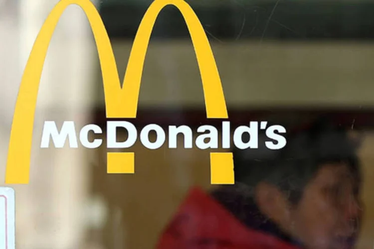 
	Logo em uma loja do McDonald&#39;s: a empresa &eacute; o restaurante oficial da jornada
 (Getty Images)
