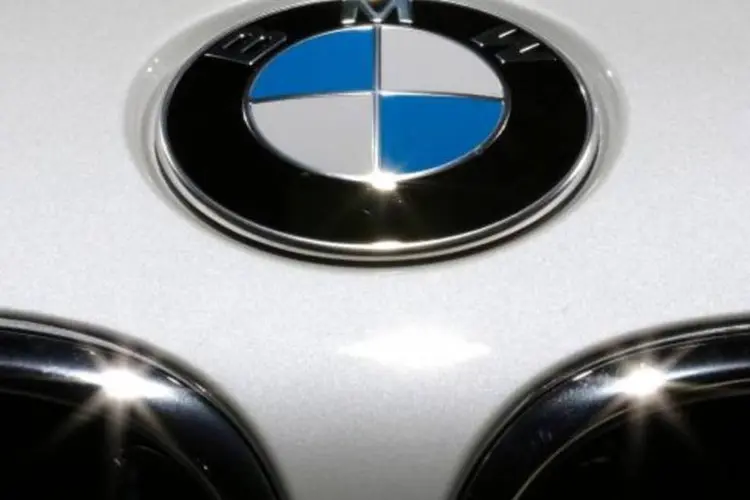 
	Logotipo da BMW no cap&ocirc; de um 650i: A primeira empresa nas Am&eacute;ricas a fechar contrato com a BMW &eacute; a fabricante de &oacute;culos Aspex
 (Christian Hartmann/Reuters)