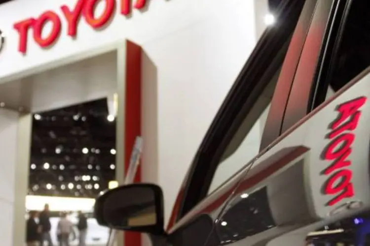 Logotipo da Toyota refletido em um carro (Frank Polich)