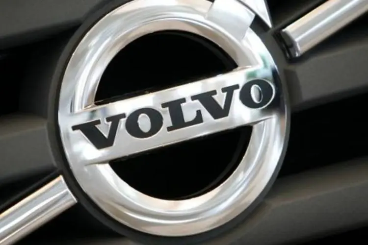 
	Logotipo da Volvo: maior empregadora privada da Su&eacute;cia est&aacute; no meio de novos lan&ccedil;amentos de caminh&otilde;es que elevam os custos para realinhar a produ&ccedil;&atilde;o
 (Bob Strong/Reuters)