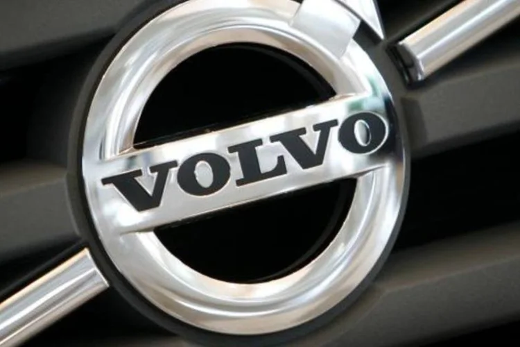 
	Logotipo da Volvo: solu&ccedil;&atilde;o funcionar&aacute; com base em aplica&ccedil;&otilde;es na nuvem, que ser&atilde;o acess&iacute;veis por meio de um painel no carro que ter&aacute; conex&atilde;o por meio de um SIMcard
 (Bob Strong/Reuters)