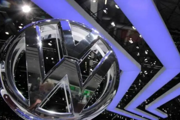 
	Logotipo gigante da Volkswagen: o conselho supervisor da maior montadora europeia se reunir&aacute; na sexta-feira
 (Denis Balibouse/Reuters)