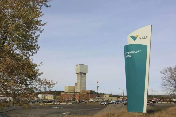 Logotipo da Vale é visto no exterior de mina de cobre em Sudbury, no Canadá: embora a Vale tenha liderado as exportações no ano passado, sua vantagem em relação à Petrobras tem caído
 (REUTERS/Julie Gordon)