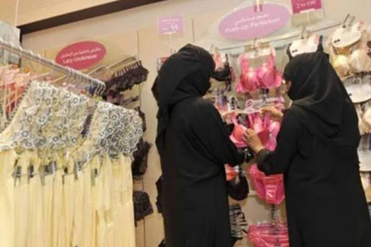 Mulheres numa loja de lingerie, na Arábia Saudita (Amer Hilabi/AFP)