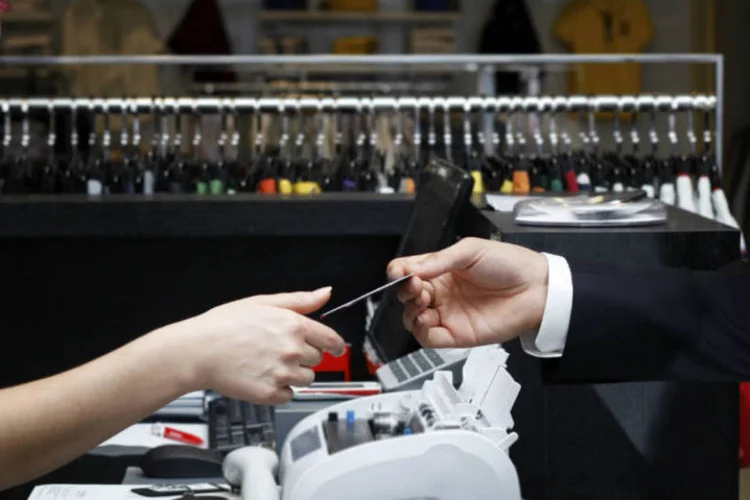 
	Consumo: as maiores redu&ccedil;&otilde;es foram observadas no momento para a compra de bens dur&aacute;veis (-51,8%) e na perspectiva de consumo (-50,4%)
 (Thinkstock)