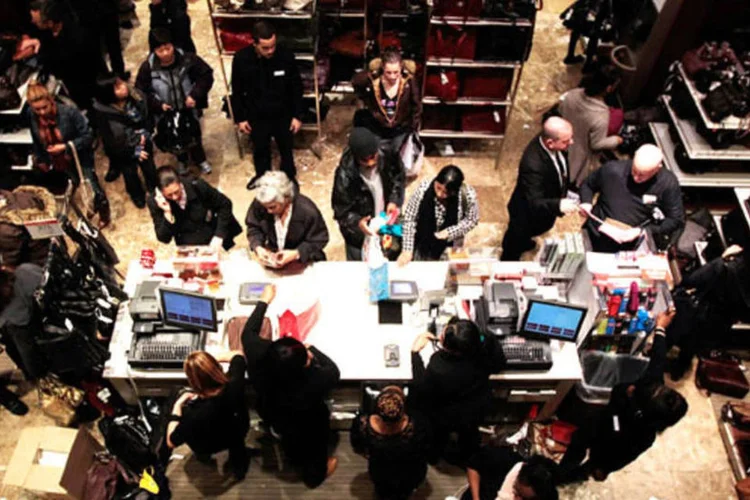 loja cheia de clientes (Getty Images)