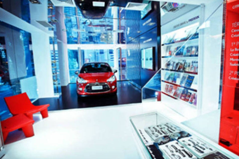 Local abriga uma boutique para a venda de itens exclusivos da Citroën como canetas, canecas, bolsas, relógios e óculos (Divulgação)