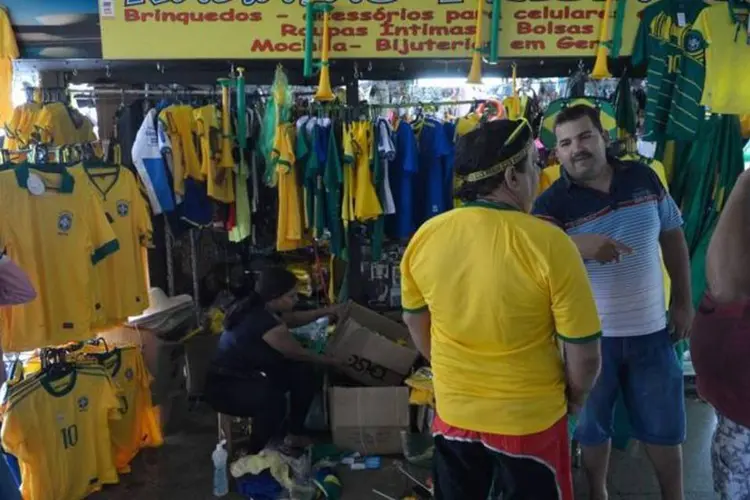 Lojistas e comerciantes em loja de rua com artigos da Copa (Fábio Rodrigues Pozzebom/ABr)