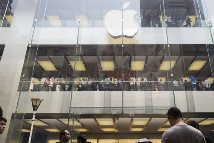 
	Loja da Apple: a alta das a&ccedil;&otilde;es se deve a fortes vendas do celular iPhone
 (Jerome Favre/Bloomberg)