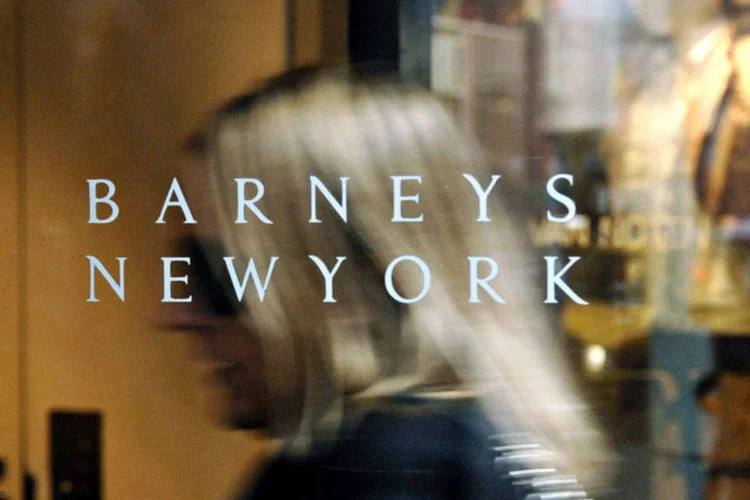 Mulher entrando em uma loja da Barneys New York na 5ª Avenida, em Nova York (Daniel Acker/Bloomberg News)