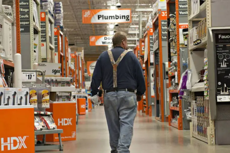 
	Consumidor em uma loja da Home Depot: os resultados superaram as expectativas
 (Daniel Acker/Bloomberg)