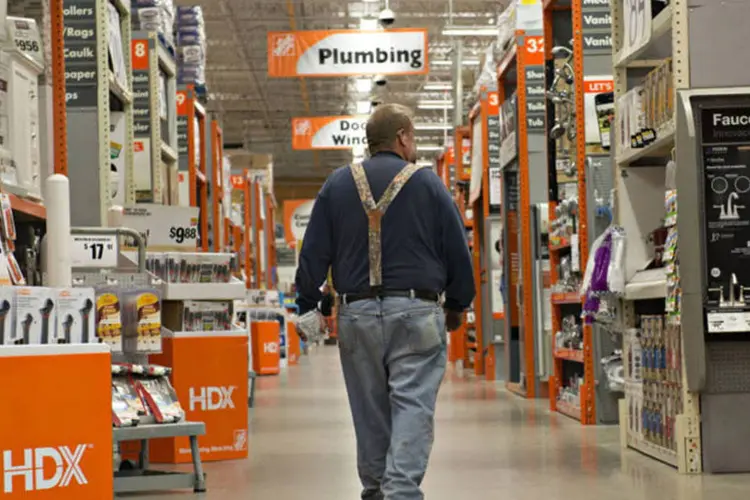 
	Consumidor caminha em uma das lojas da rede varejista Home Depot, em Illinois
 (Daniel Acker/Bloomberg)