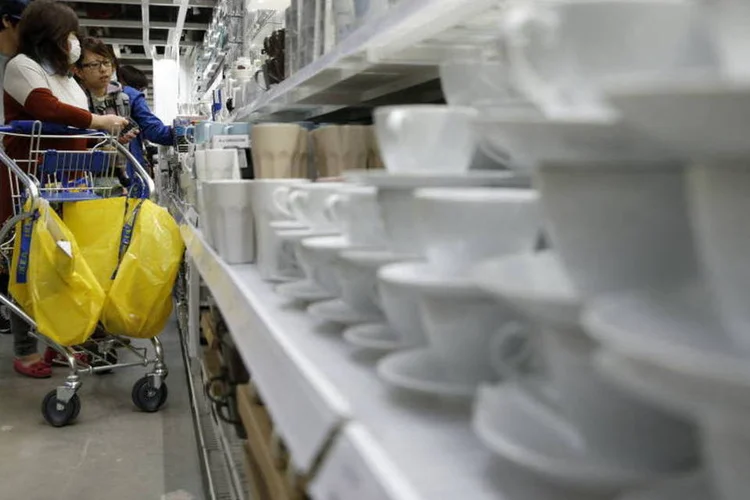 Consumidores fazendo compras em uma loja da Ikea em Tóquio, no Japão (Kiyoshi Ota/Bloomberg)
