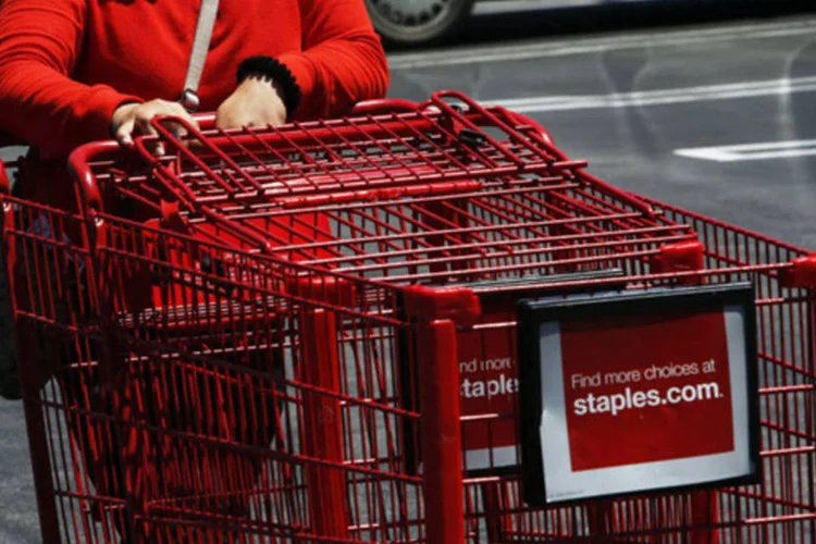 
	Funcion&aacute;rio puxa um carrinho da Staples em uma loja em Torrance: companhia&nbsp;tem 1.846 lojas nos Estados Unidos e no Canad&aacute;
 (Patrick T. Fallon/Bloomberg)