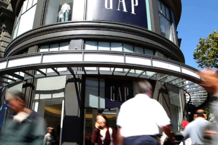 GAP: Em novembro, a rede varejista anunciou que daria calças grátis aos 10 000 primeiros clientes que chegassem a uma de suas lojas no dia seguinte e usassem a ferramenta Facebook Places para informar os amigos que estavam num ponto de venda da marca (Justin Sullivan/Getty Images)