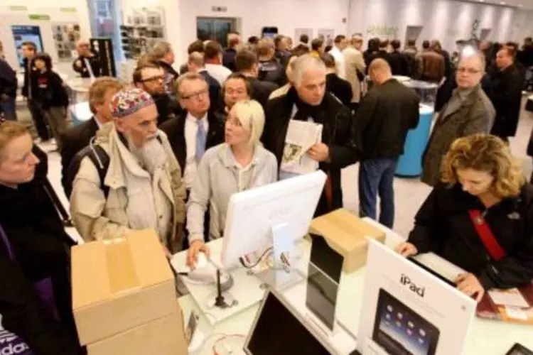 Consumidores alemães compram o tablet sensação na loja da Apple em Berlim. 