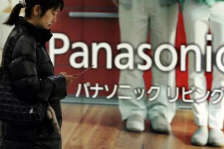 
	Japonesa em frente a loja da Panasonic:&nbsp;Panasonic se limitou a afirmar que &quot;trabalha em diferentes maneiras de refor&ccedil;ar os la&ccedil;os com a Tesla&quot;
 (Yoshikazu Tsuno/AFP)