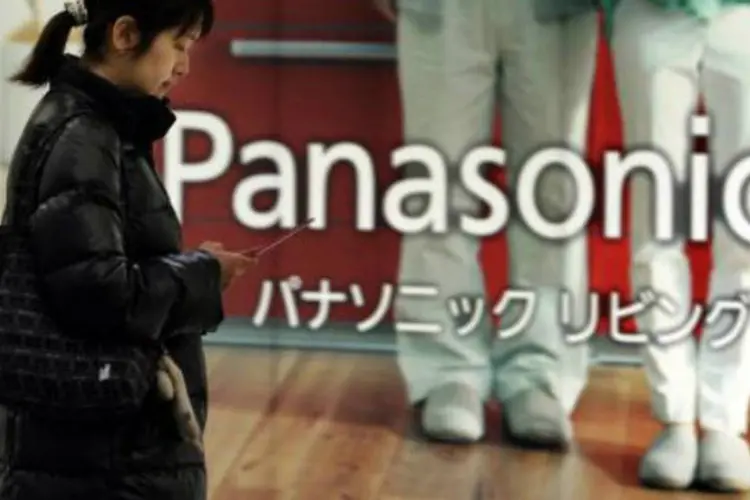 Japonesa em frente a loja da Panasonic: Panasonic é o primeiro dos grandes patrocinadores a assinar um contrato para Jogos de Inverno-2022 e de Verão-2024 (Yoshikazu Tsuno/AFP)