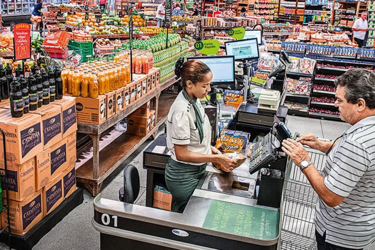 Supermercado em São Paulo: inflação segue acima do teto da meta no acumulado (Germano Lüders / EXAME)