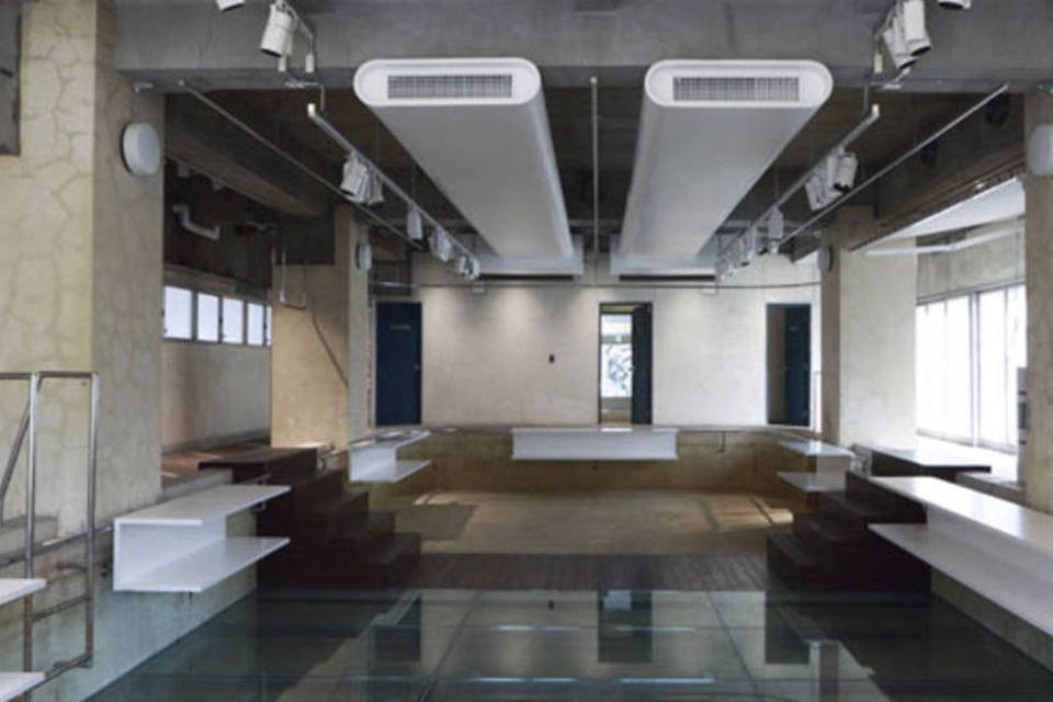 Designers transformam piscina em loja no Japão