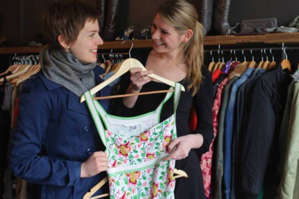 55% das mulheres compram uma peça de roupa por mês
