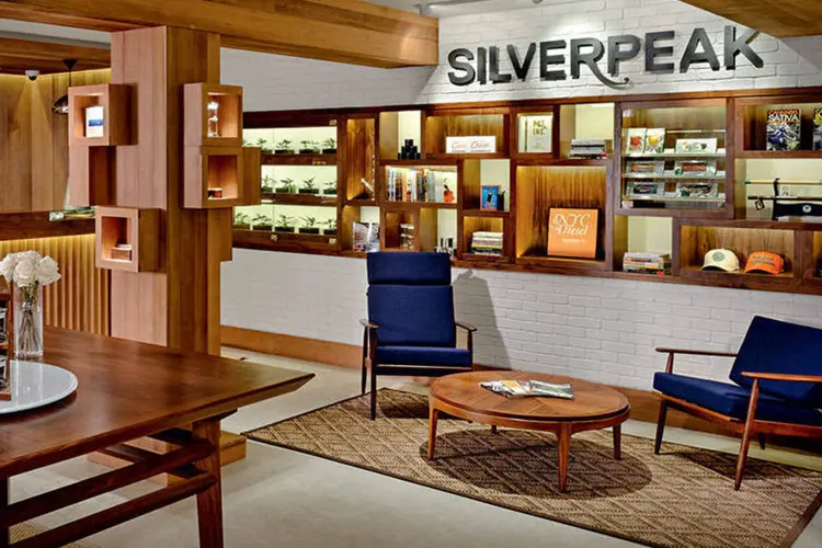 A gosto do freguês: a loja Silverpeak, em Aspen, no Colorado, oferece até cachimbo feito de ouro para a clientela endinheirada (Divulgação)