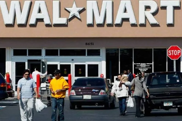 Enquanto o Facebook começa a funcionar como plataforma para comércio eletrônico, o Walmart adquire sua própria rede social (Getty Images)