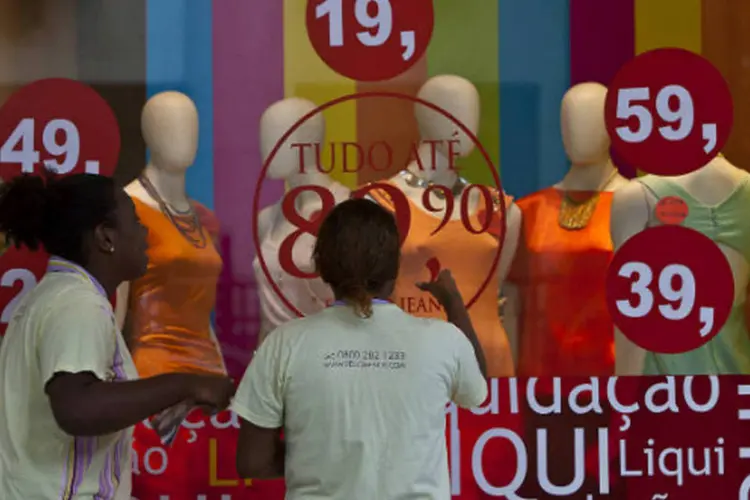 
	Consumidoras olham vitrine de loja de roupas: o desempenho foi negativo na ind&uacute;stria (-0,9%) e nos servi&ccedil;os (-6,2%)
 (Dado Galdieri/Bloomberg)