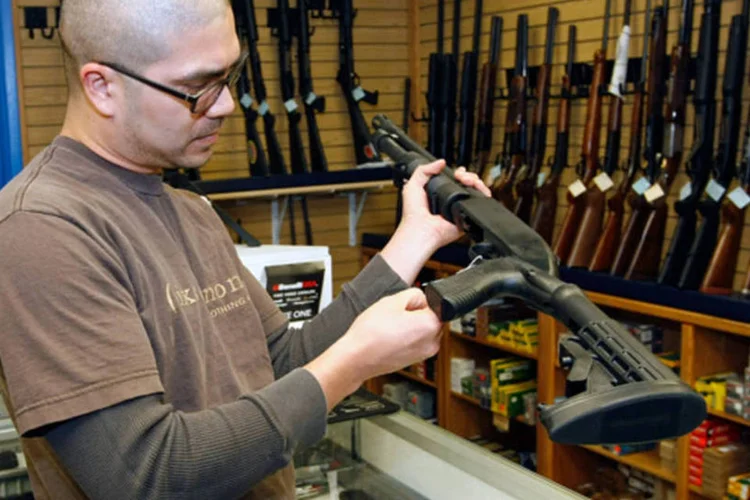 
	Loja de armas nos EUA:&nbsp;massacre em uma escola prim&aacute;ria tornou mais plaus&iacute;vel a hip&oacute;tese de que o pa&iacute;s adote alguma legisla&ccedil;&atilde;o de controle das armas
 (Ethan Miller/Getty Images)
