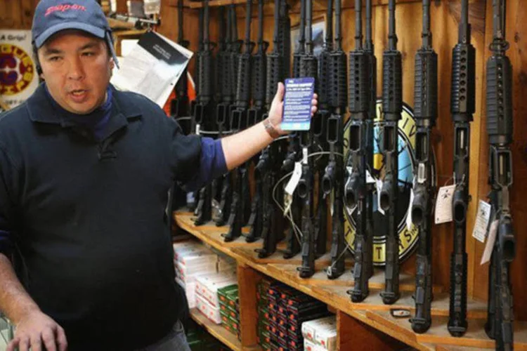 Vendedor de armas nos Estados Unidos: projeto de lei vem após três tiroteios em cerca de um mês (Scott Olson/AFP)