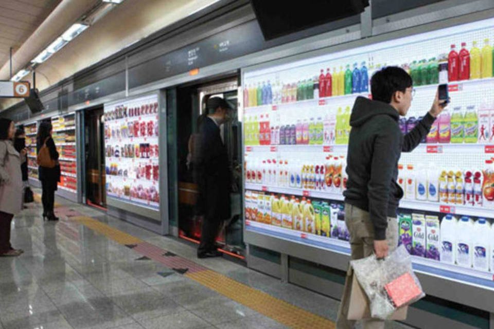Supermercado leva “prateleiras virtuais” ao metrô