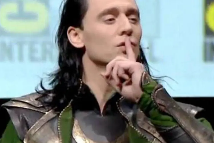 Tom Hiddleston subiu ao palco caracterizado como o vilão que interpretou em Thor e Os Vingadores na feira
 (Reprodução)