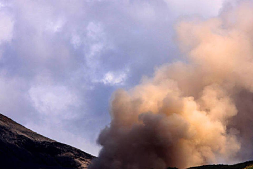 Vulcão Lokon entra em erupção na Indonésia