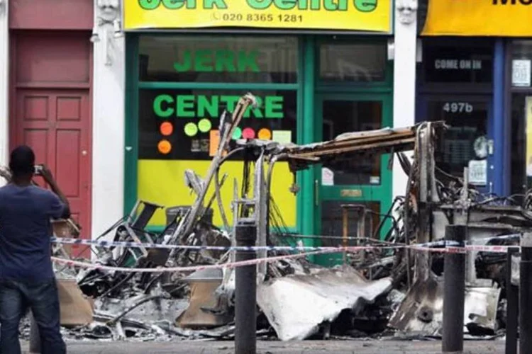 Lojas destruídas por protesto em Londres na madrugada deste domingo(7) (Getty Images)