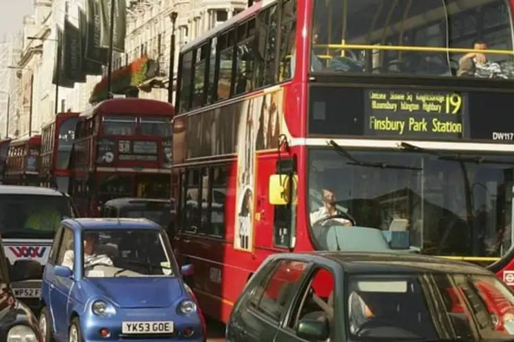 Após forte protesto nas redes sociais, o prefeito de Londres, o conservador Boris Johnson, decidiu proibir a divulgação nos ônibus (Getty Images)
