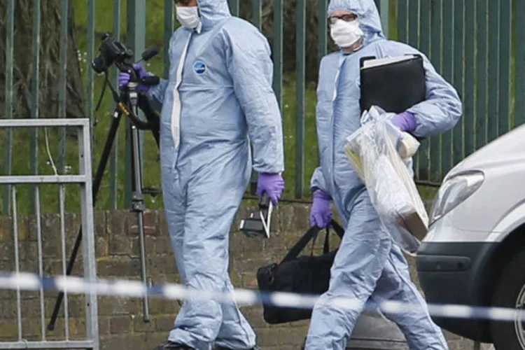 
	Pol&iacute;cia na cena no crime em Woolwich, sudeste de Londres: os dois supostos autores do crime seguem sob vigil&acirc;ncia policial em dois hospitais diferentes da capital brit&acirc;nica
 (REUTERS/Stefan Wermuth)