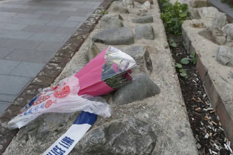 
	Flores na cena do crime em Woolwich, sudeste de Londres:&nbsp;a investiga&ccedil;&atilde;o sobre a morte do militar mobiliza cerca de 500 pessoas.
 (REUTERS/Stefan Wermuth)